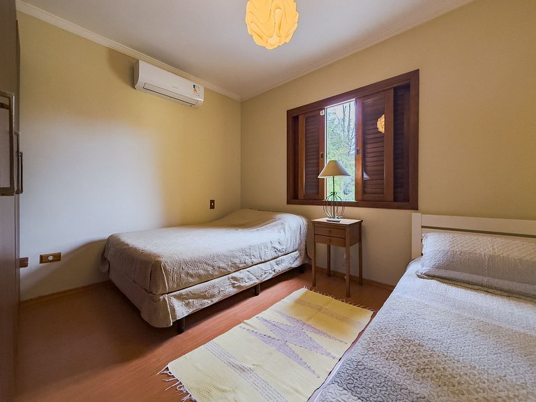 Espaço gourmet, 3 suítes com A/C na Granja Viana