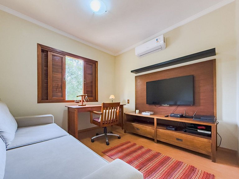 Espaço gourmet, 3 suítes com A/C na Granja Viana