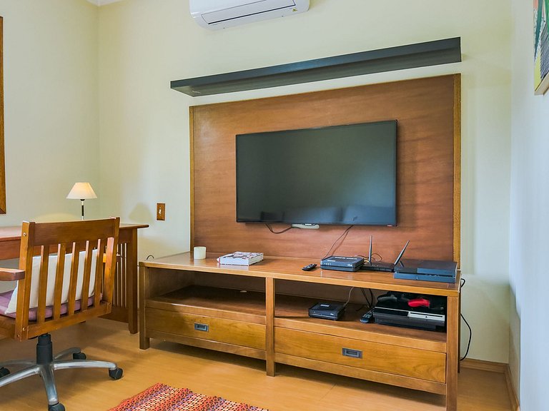 Espaço gourmet, 3 suítes com A/C na Granja Viana