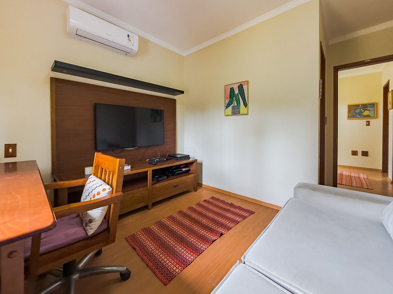 Espaço gourmet, 3 suítes com A/C na Granja Viana