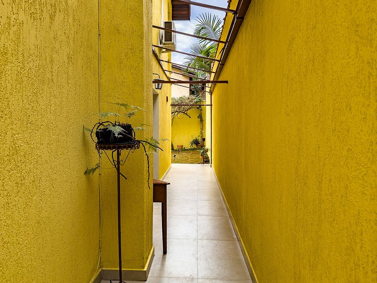 Casa com espaço gourmet, home office e 3 suítes na Granja Vi