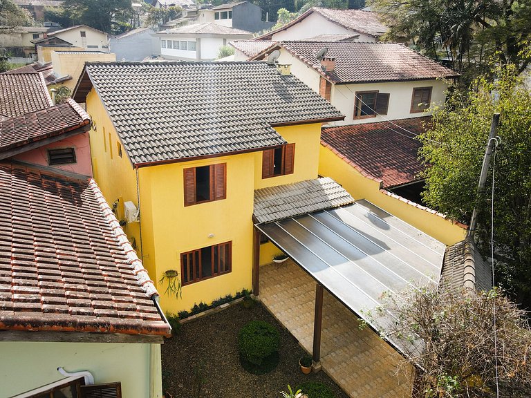 Casa com espaço gourmet, home office e 3 suítes na Granja Vi