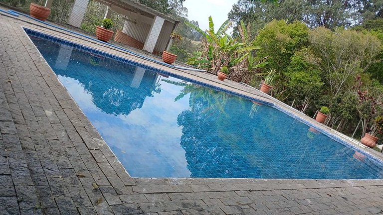 Fazenda com fácil acesso - Piscina e churrasqueira
