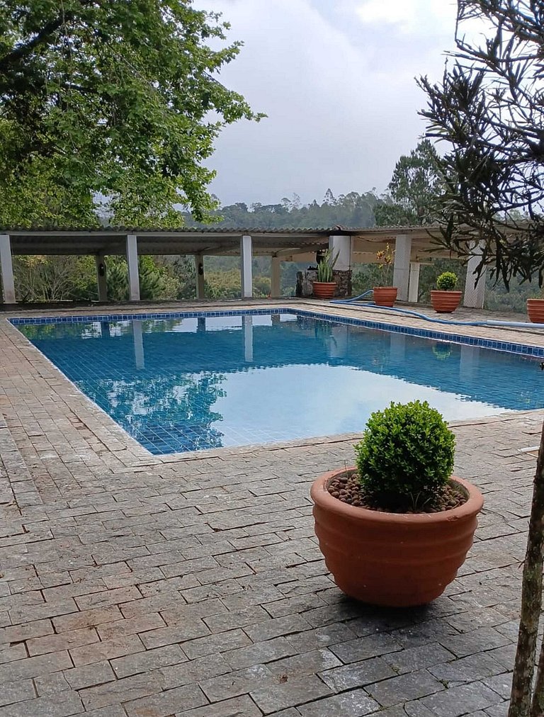 Fazenda com fácil acesso - Piscina e churrasqueira