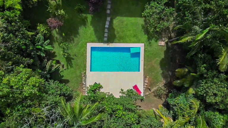 Casa espaçosa com piscina ampla e churrasqueira perto de São