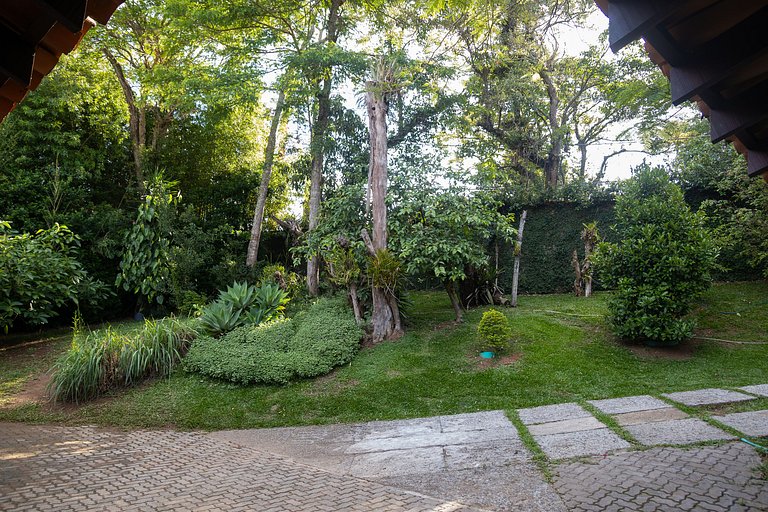 Casa espaçosa com piscina ampla e churrasqueira perto de São