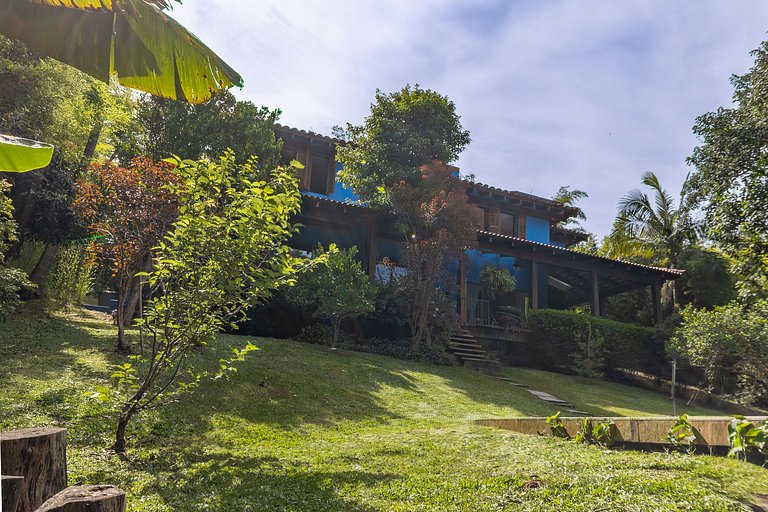 Casa espaçosa com piscina ampla e churrasqueira perto de São