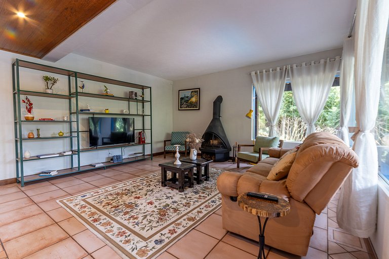 Casa espaçosa com piscina ampla e churrasqueira perto de São