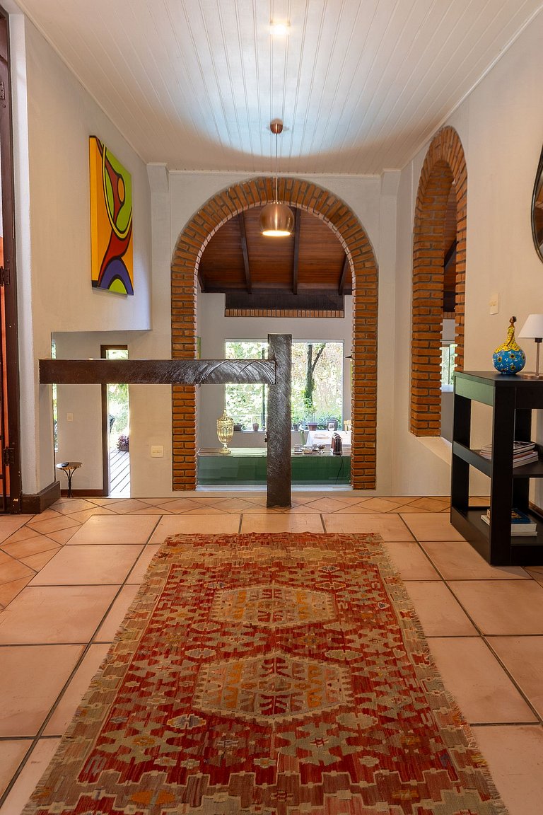 Casa espaçosa com piscina ampla e churrasqueira perto de São