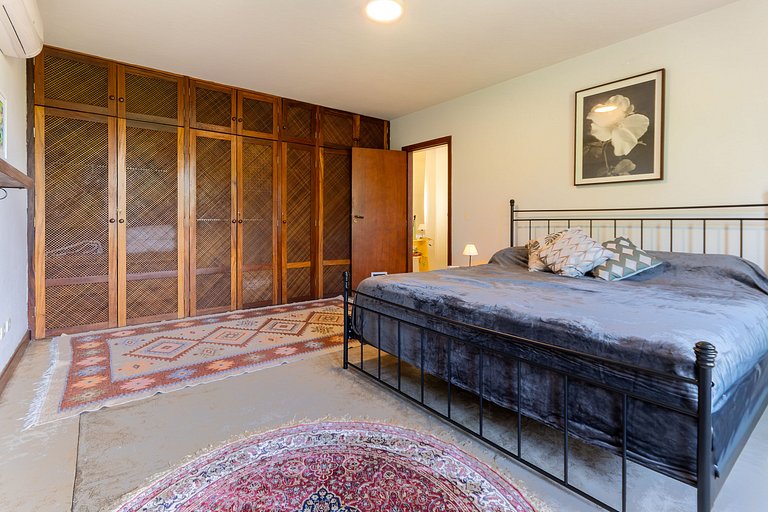 Casa espaçosa com piscina ampla e churrasqueira perto de São