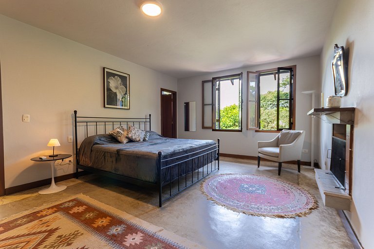 Casa espaçosa com piscina ampla e churrasqueira perto de São