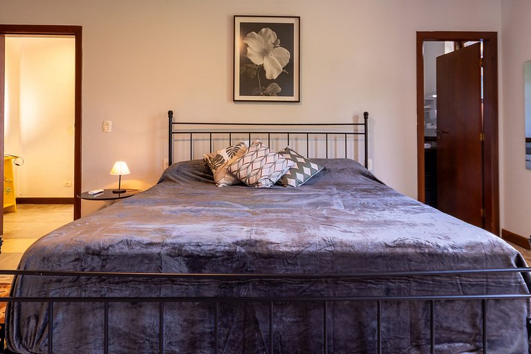 Casa espaçosa com piscina ampla e churrasqueira perto de São