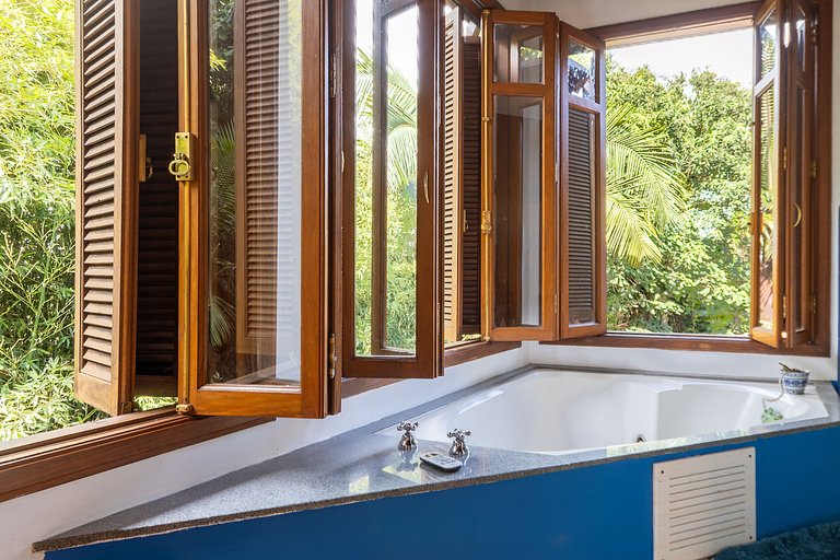 Casa espaçosa com piscina ampla e churrasqueira perto de São