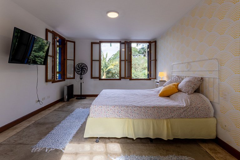 Casa espaçosa com piscina ampla e churrasqueira perto de São