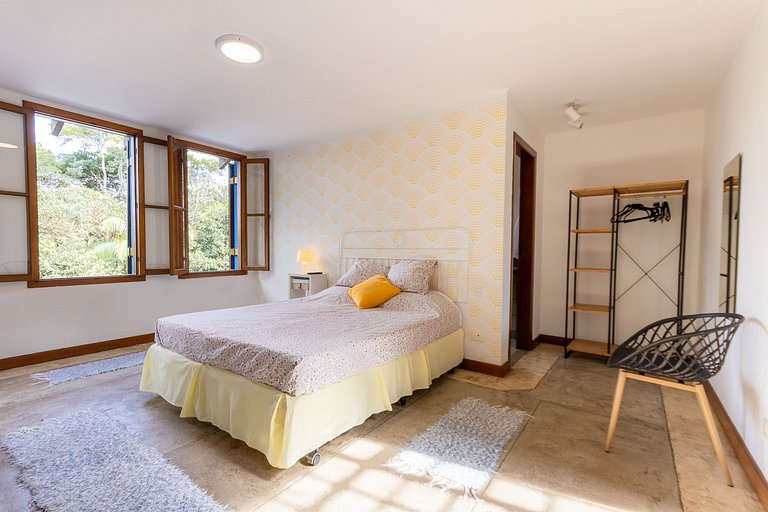 Casa espaçosa com piscina ampla e churrasqueira perto de São