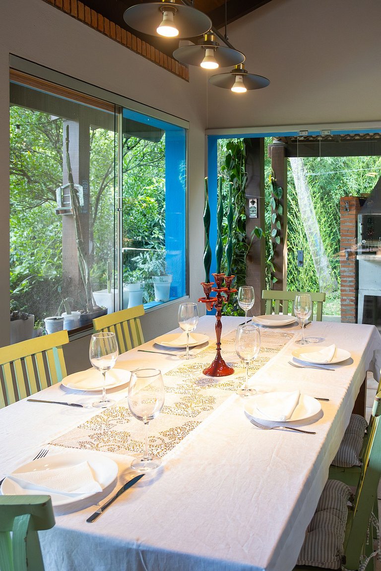 Casa espaçosa com piscina ampla e churrasqueira perto de São