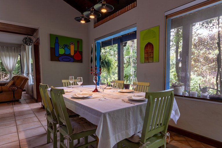 Casa espaçosa com piscina ampla e churrasqueira perto de São