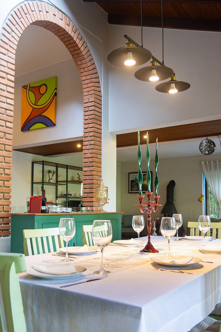 Casa espaçosa com piscina ampla e churrasqueira perto de São