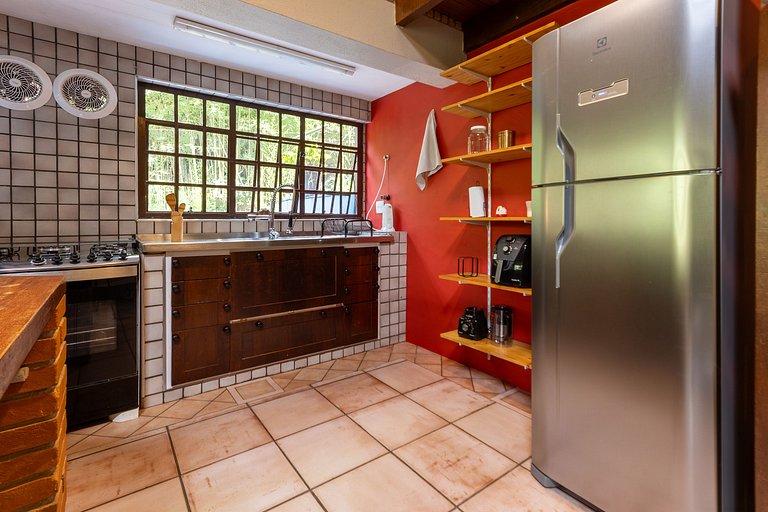 Casa espaçosa com piscina ampla e churrasqueira perto de São