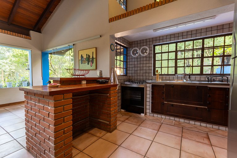 Casa espaçosa com piscina ampla e churrasqueira perto de São