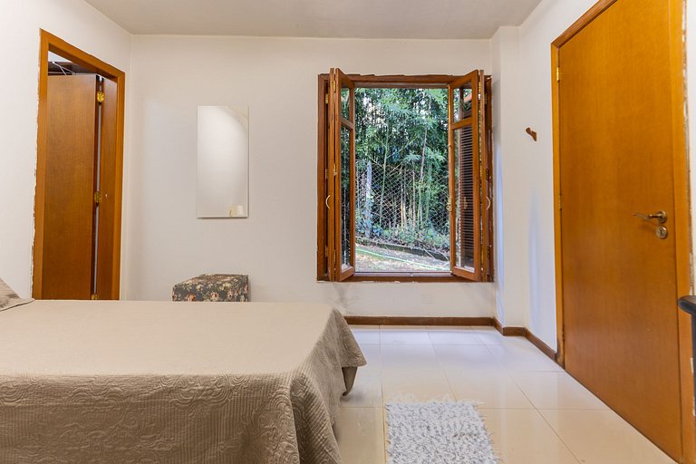 Casa espaçosa com piscina ampla e churrasqueira perto de São