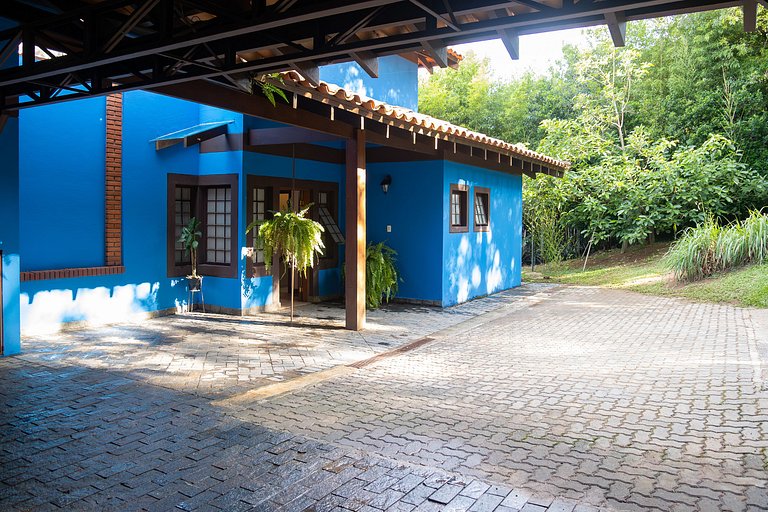 Casa espaçosa com piscina ampla e churrasqueira perto de São