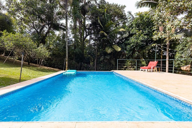 Casa espaçosa com piscina ampla e churrasqueira perto de São