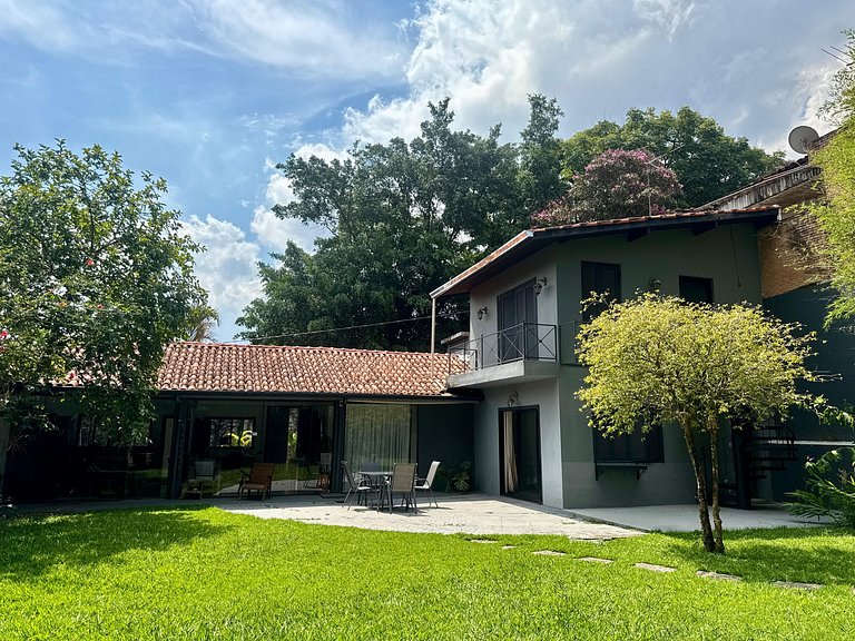 Casa charmosa e espaçosa c/ jardim | Granja Viana