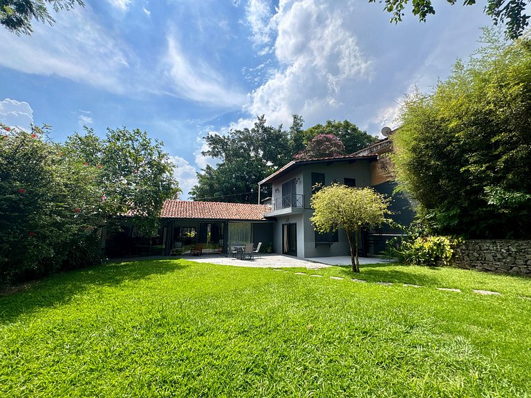 Casa charmosa e espaçosa c/ jardim | Granja Viana