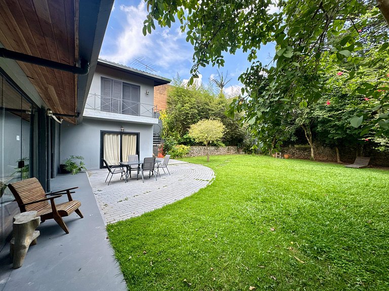 Casa charmosa e espaçosa c/ jardim | Granja Viana