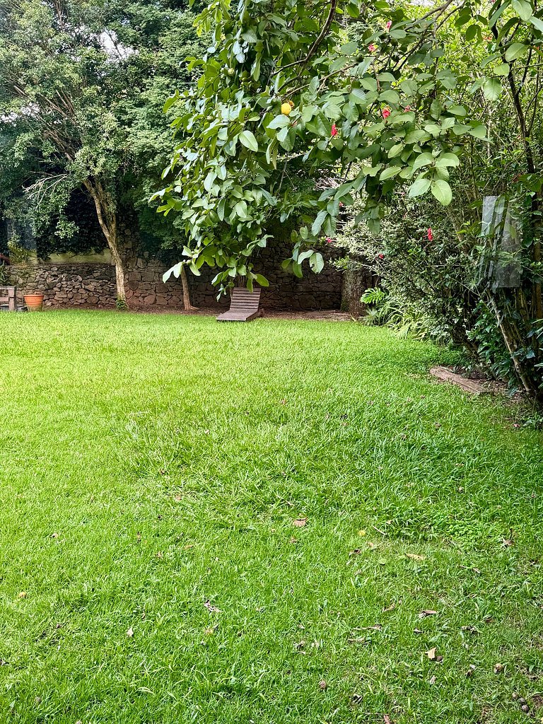 Casa charmosa e espaçosa c/ jardim | Granja Viana