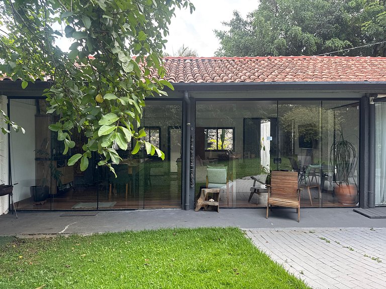 Casa charmosa e espaçosa c/ jardim | Granja Viana