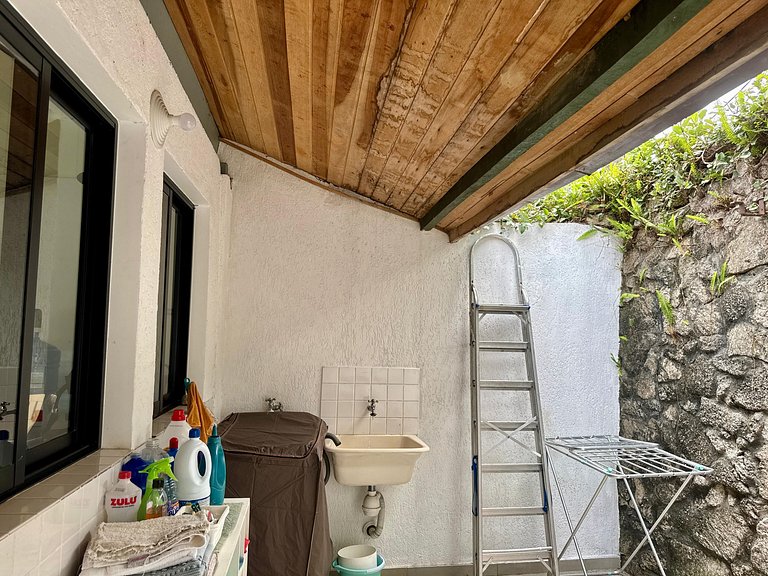 Casa charmosa e espaçosa c/ jardim | Granja Viana