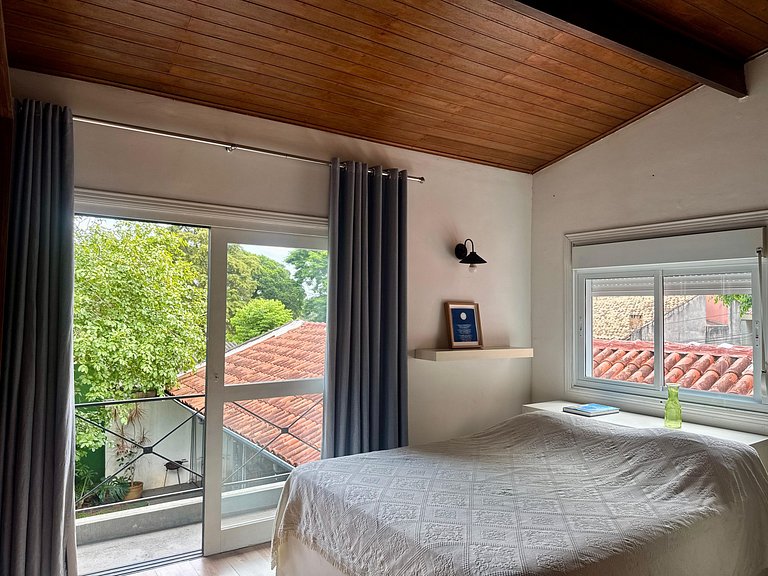 Casa charmosa e espaçosa c/ jardim | Granja Viana