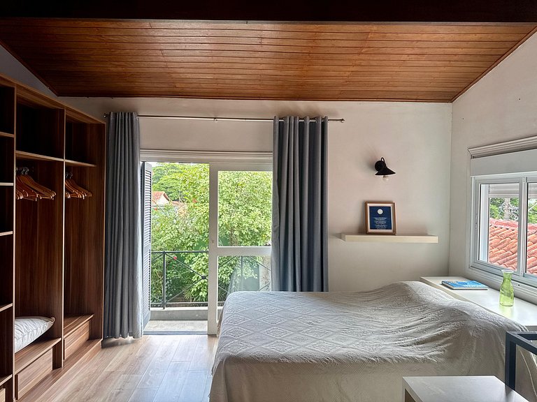 Casa charmosa e espaçosa c/ jardim | Granja Viana