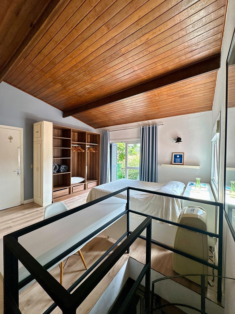 Casa charmosa e espaçosa c/ jardim | Granja Viana