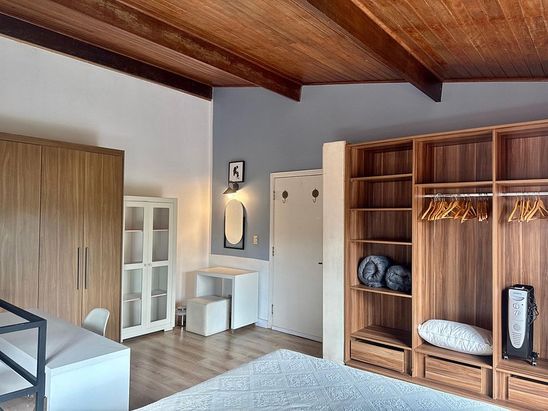 Casa charmosa e espaçosa c/ jardim | Granja Viana