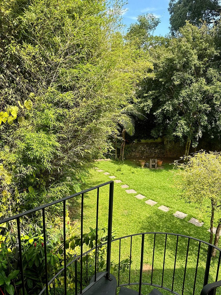 Casa charmosa e espaçosa c/ jardim | Granja Viana