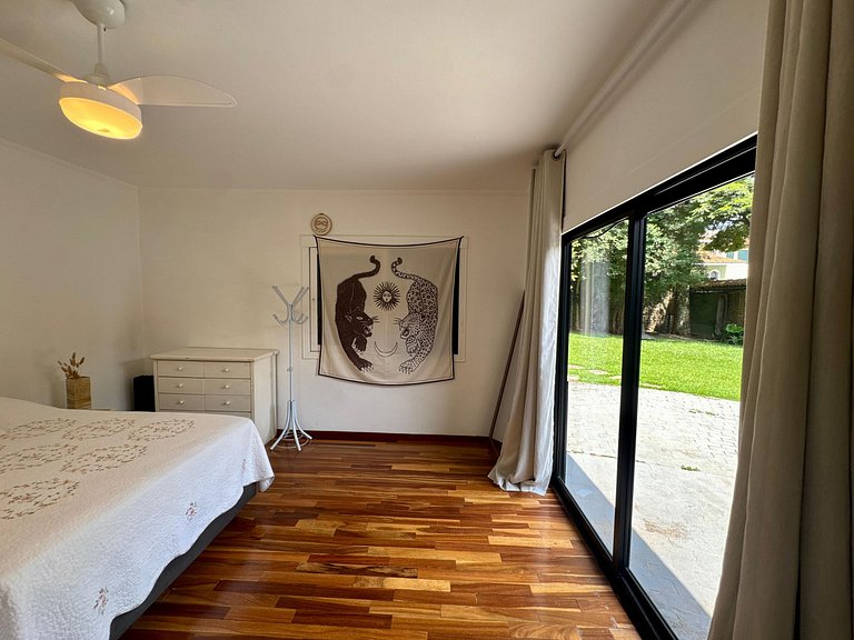 Casa charmosa e espaçosa c/ jardim | Granja Viana