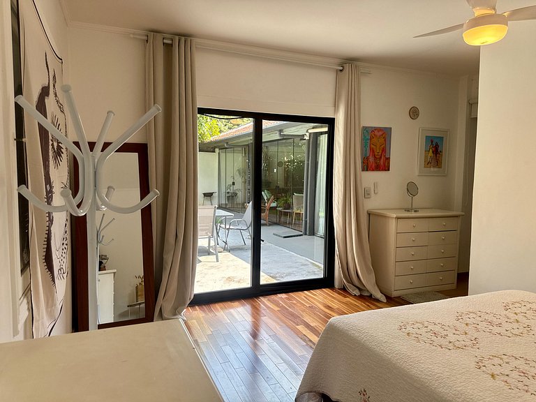 Casa charmosa e espaçosa c/ jardim | Granja Viana
