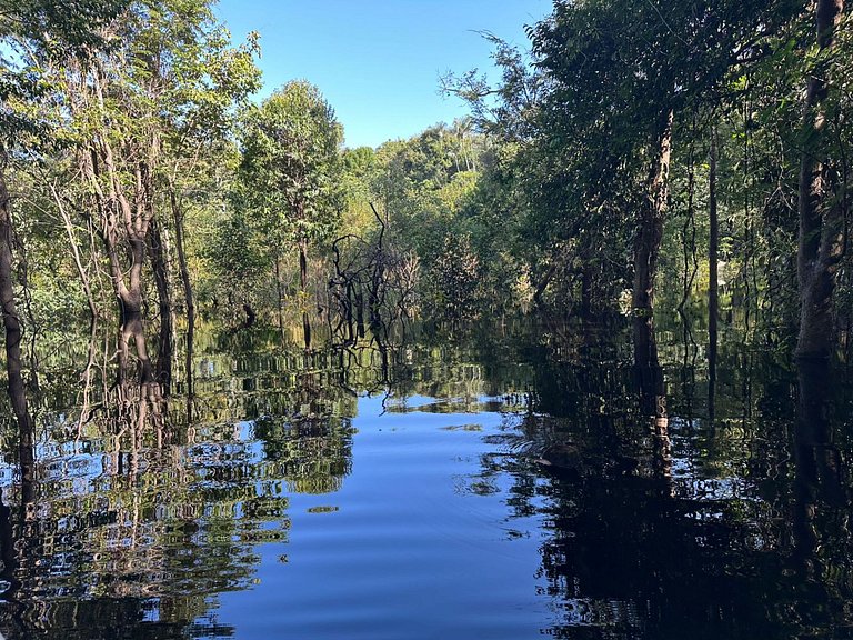Casa ampla com jardim e 3 suítes em Novo Airão