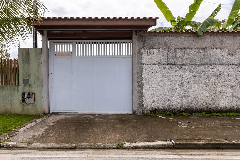 Casa com piscina a 180m da Praia de Boraceia