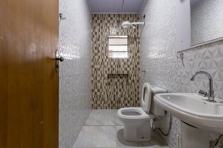 Casa com piscina a 180m da Praia de Boraceia