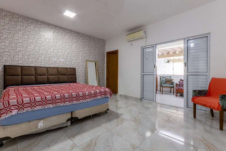 Casa com piscina a 180m da Praia de Boraceia