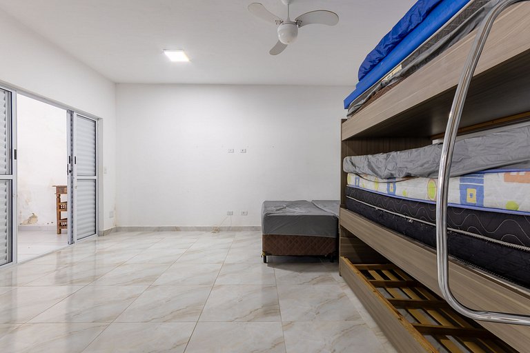 Casa com piscina a 180m da Praia de Boraceia