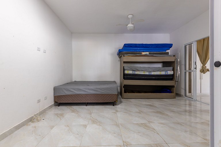 Casa com piscina a 180m da Praia de Boraceia