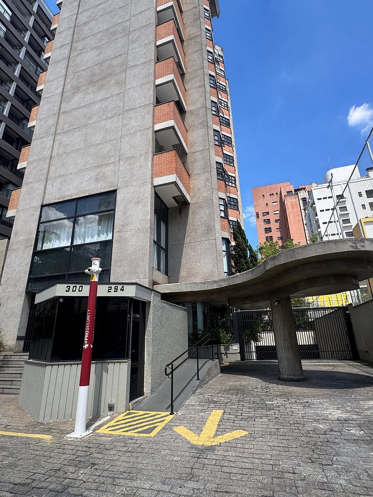 Apto no Campo Belo com A/C e vaga – 15min CGH