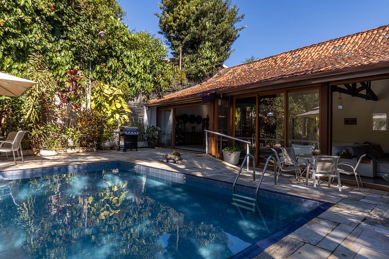 Casa Flamboyant 3 Suítes c/ Piscina e Jardim Amplo