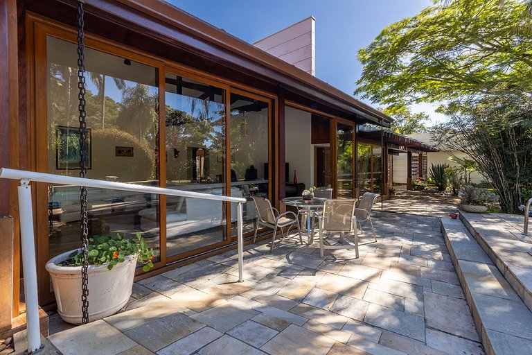 Casa Flamboyant | 3 Suítes c/ Piscina e Jardim