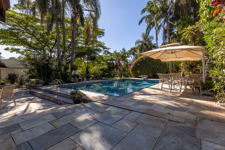 Casa Flamboyant | 3 Suítes c/ Piscina e Jardim